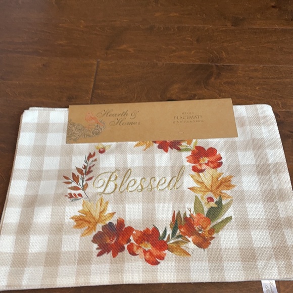 4 Blessed Embroidered Placemats Wreath - Picture 2 of 5